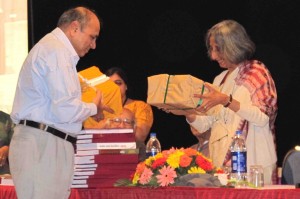 Photo 1 Ganesh Devy presents the PLSI to Ms. Vibha Puri Das, Secretary to the Government of India, Ministry of Human Resource Development, New Delhi