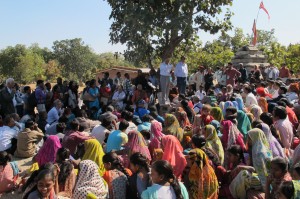 Photo 3. The crowd of local and international participants listen to Ganesh Devy