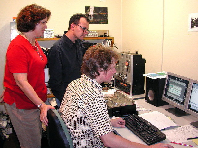 Frank Davey and Nick Thieberger show Heidi Johnson the PARADISEC digitisation process